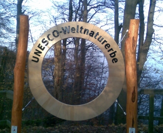 Auf der Abbildung ist die kreisförmige Skulptur UNESCO Weltnaturerbe abgebildet.
